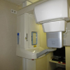 【デジタルレントゲン】-BR-当院では、レントゲン写真はデジタル化されております。-BR-デジタルのメリットは、以下の通りです。-BR-1.何と言っても被曝量が少ない。従来のFilmよりも5～10分の１-BR-　全体を撮影（Pantomo）で0.03ｍSV。医科用CTは6.9ｍSVですので、被曝量は1/230です。ちなみに歯科用CTは0.1ｍSVです。-BR-2.源蔵がいらないので、すぐ見ることができる。～治療時間の短縮-BR-3.映像が鮮明で、一定、コントラストや明るさの調整が可能～正確な診断に役立つ-BR-4.廃液が出ないので環境を害さない。-BR-また、インプラントご希望の方は、CTは必須です。-BR-当医院は、近隣にCTを撮りに行って戴いております。